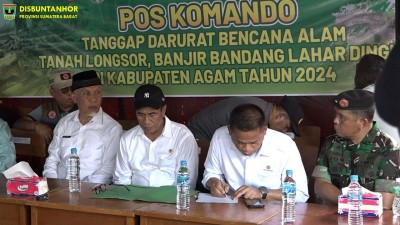 MENTAN TINJAU LAHAN PERTANIAN YANG RUSAK AKIBAT BANJIR BANDANG DI AGAM